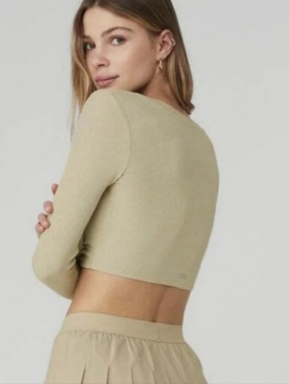 ALO YOGA RIBBED CINCH CROPPED LONG SLEEVE TOP IN CALIFORNIA SAND